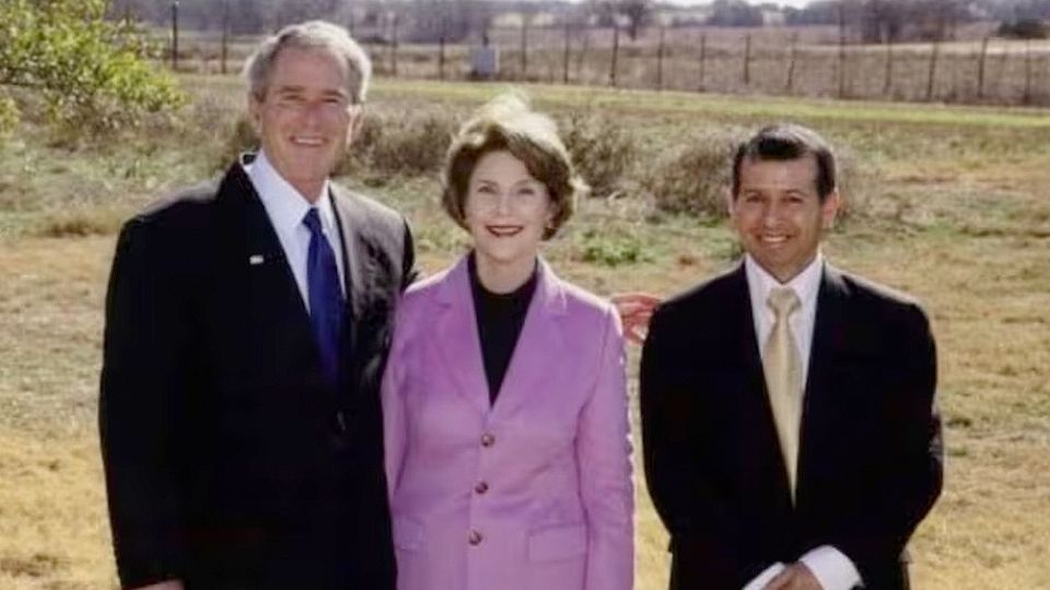 Sergio García Silva y el matrimonio Bush.