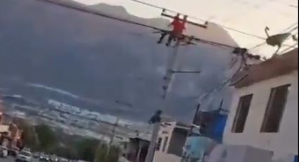Hombre recibe poderosa descarga eléctrica y cae al instante en Nuevo León | VIDEO