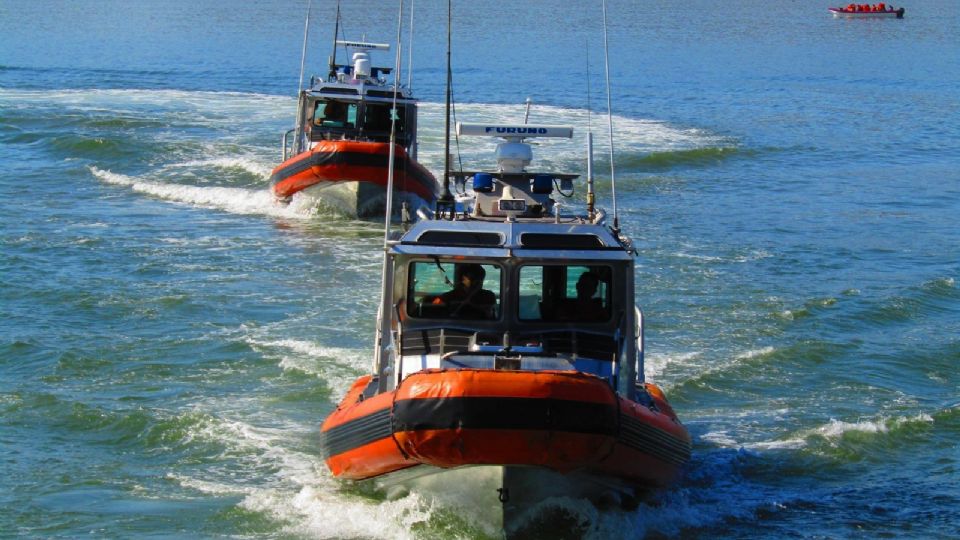 28 menores de edad fueron rescatados de una embarcación en aguas de Baja California