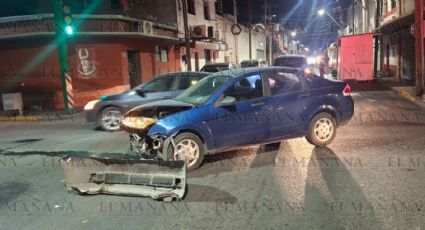 Auto 'fantasma' se pasa el rojo y choca contra abuelita; su nieto no pudo llegar a la escuela