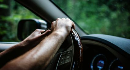 Arrestan a conductor que trató de descarrilar a otro auto; le encontraron un arma