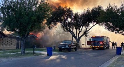 Voraz incendio arrasa con casa en Laredo; cuerpos de rescate lucharon contra las llamas