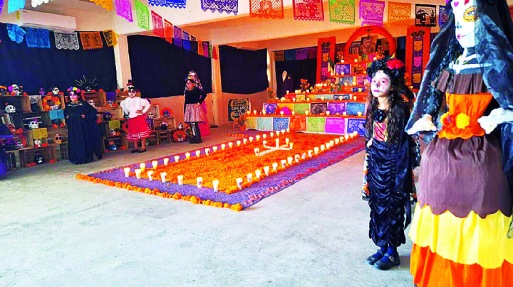 Creatividad, color y tradición: escuelas presumen sus Altares de Muertos a El Mañana