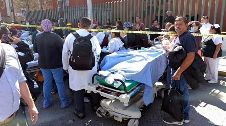 Se incendia clínica del IMSS en Monterrey; evacúan a pacientes en camillas y sillas de ruedas | VIDEO