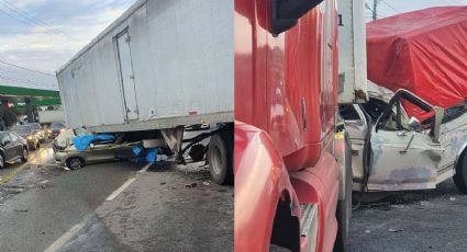 Mueren tres personas en terrible accidente con tráiler; un auto quedó bajo la caja del tractocamión