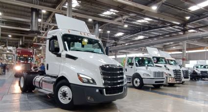 Trump pone fecha a imposición de aranceles del 25 % a camiones importados