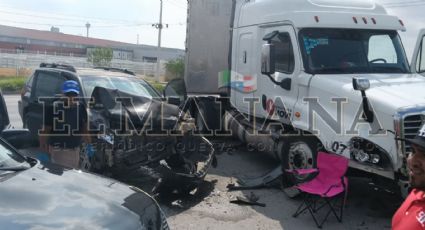 Fuerte accidente en Nuevo Laredo: tráiler invade carril y choca camioneta con 2 mujeres