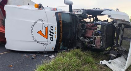 Carretera 57 colapsa tras volcadura de tráiler: una persona pierde la vida en Nuevo León