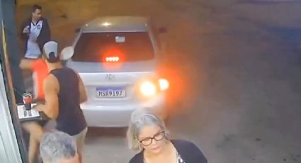 Conductor borracho embiste a grupo de personas y se echa de reversa para atropellarlos | VIDEO
