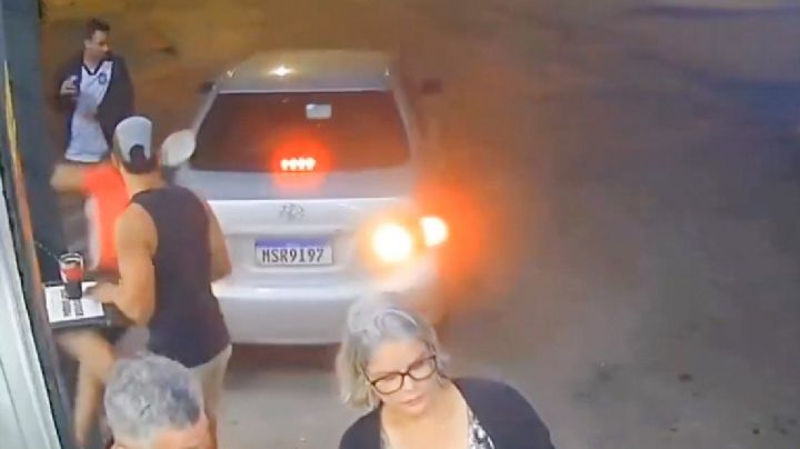 Conductor borracho embiste a grupo de personas y se echa de reversa para atropellarlos | VIDEO