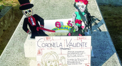 Le llevan ofrenda floral a 'La Coronela'; estudiantes visitan sus restos en el Panteón Municipal Antiguo
