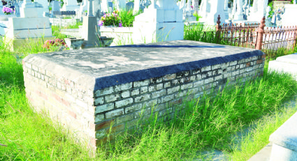 Tumbas de ladrillo en panteones de Nuevo Laredo son monumentos funerarios