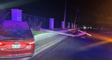 Huye de la policía y choca en Laredo; joven estrella auto y derriba poste