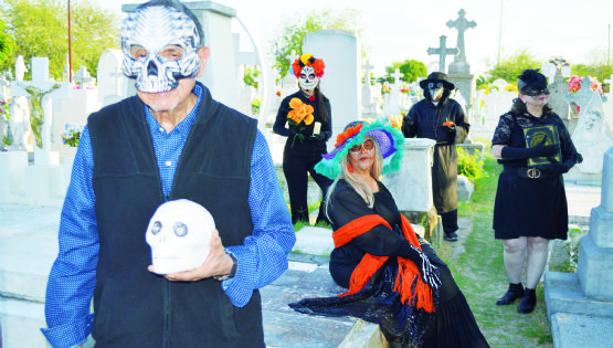 Calaveritas Literarias de El Mañana desde el Panteón Antiguo Municipal
