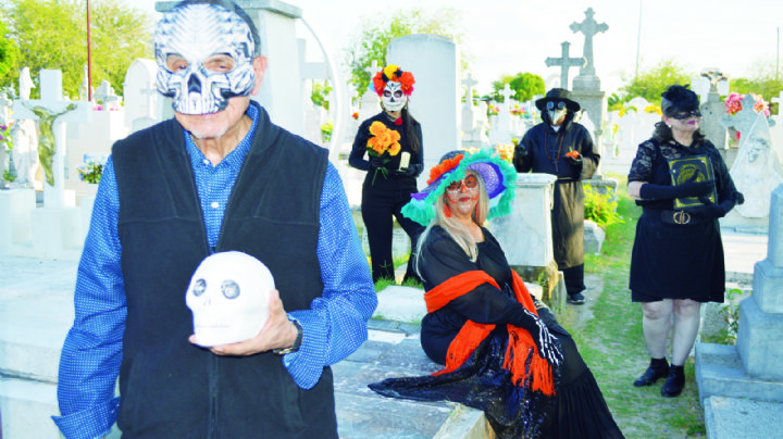 Calaveritas Literarias de El Mañana desde el Panteón Antiguo Municipal