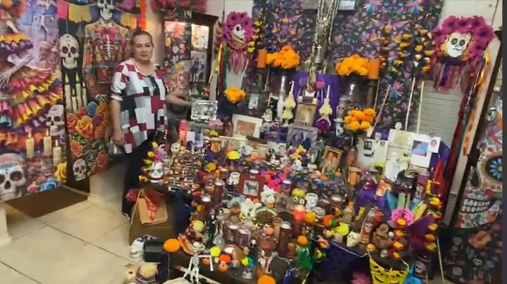 Profesora jubilada de Laredo convierte su hogar en altar y panteón por el Día de Muertos