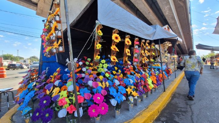 Panteón Municipal Antiguo recibe a cientos de visitantes en el Día de Todos los Santos