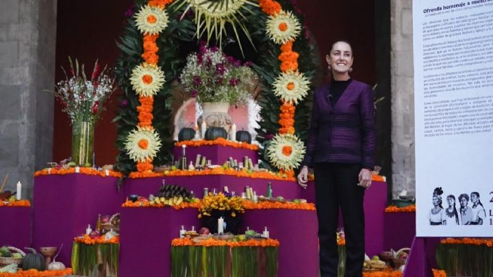 Dedican ofrenda de Día de Muertos a mujeres indígenas en Palacio Nacional