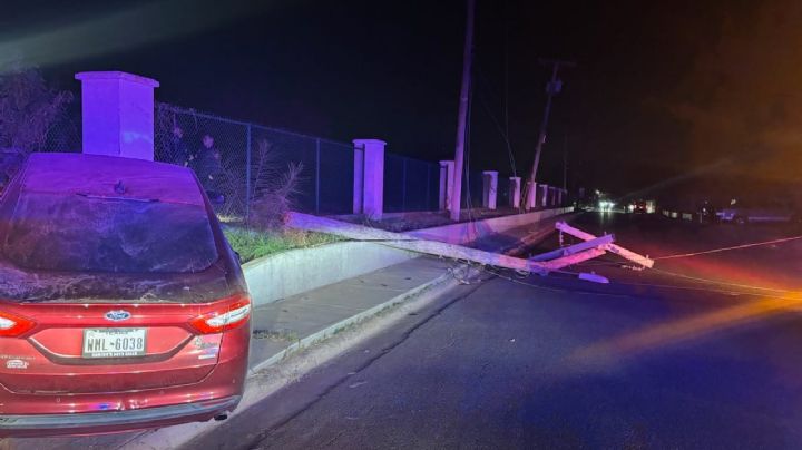 Huye de la policía y choca en Laredo; joven estrella auto y derriba poste