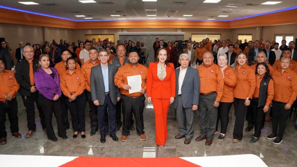 Carmen Lilia Caturosas en reunión con el sector maquilador.