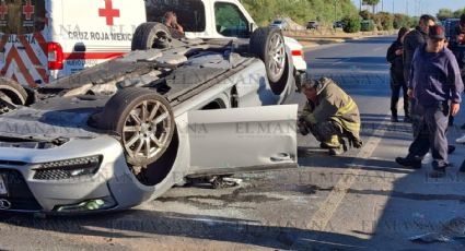 Aparatosa volcadura de Audi en el Bulevar Colosio; joven se salva de morir prensado