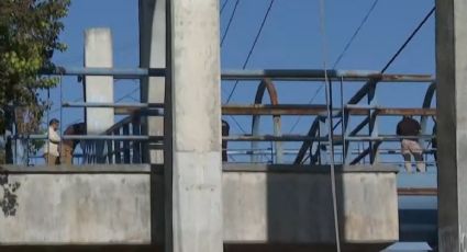 Encuentran a hombre colgado en puente peatonal; estaba atado del cuello con un cordón