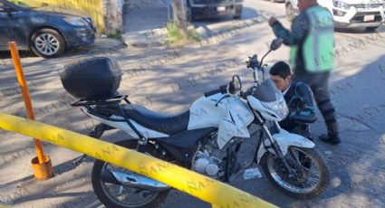 Nuevo Laredo: cobrador de Banco Azteca en moto, choca con auto; iba viendo su celular