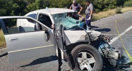 En Carretera Victoria-Matamoros, dos personas mueren en carro despedazado que chocó con tráiler