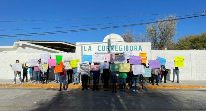 Padres y alumnos se manifiestan en la primaria La Corregidora; piden justicia tras fuerte altercado