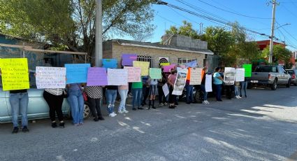 ‘No a la violencia’, ‘Sí a la educación’: protestan padres de alumnos de primaria La Corregidora
