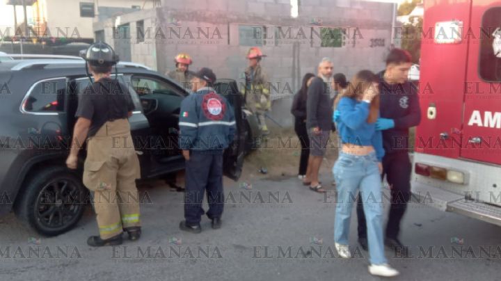 Jovencita se pasa el alto y provoca fuerte choque en Nuevo Laredo; terminó con lesiones