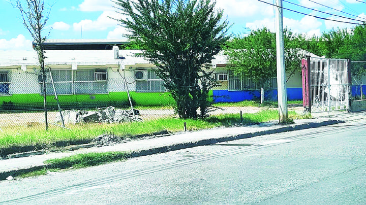 Mil 800 estudiantes se quedaron sin clases por pleito en primaria La Corregidora