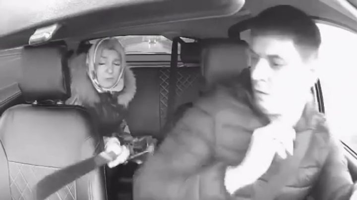 Mujer amenaza a taxista con machete; no le gustaba la música que escuchaba |VIDEO