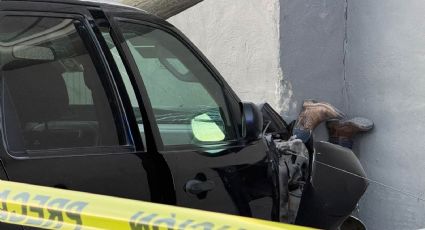 Hombre muere tras ser arrollado por camioneta mientras esperaba el camión; quedó con los pies hacia arriba