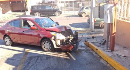 Mujer destroza su auto contra instalación de la CFE; deja sin luz a farmacia