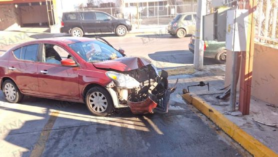 Mujer destroza su auto contra instalación de la CFE; deja sin luz a farmacia