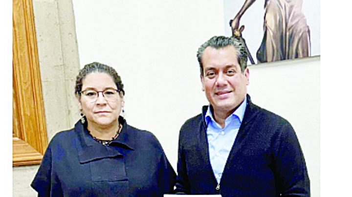 Entregan a Lenia Batres denuncia contra Cabeza de Vaca