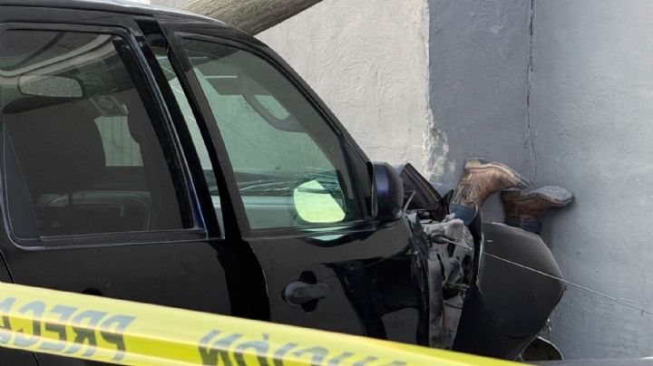 Hombre muere tras ser arrollado por camioneta mientras esperaba el camión; quedó con los pies hacia arriba