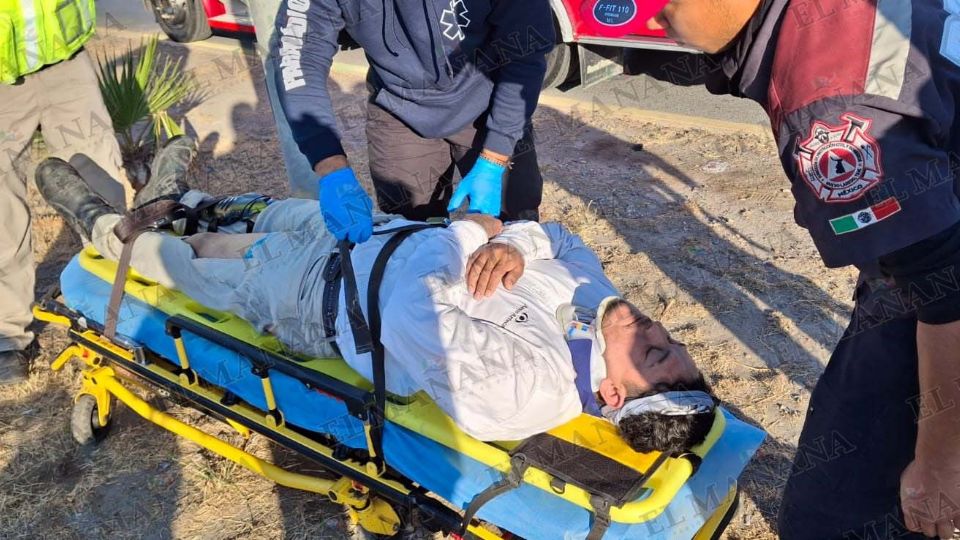 El joven fue atendido por paramédicos en el lugar del accidente