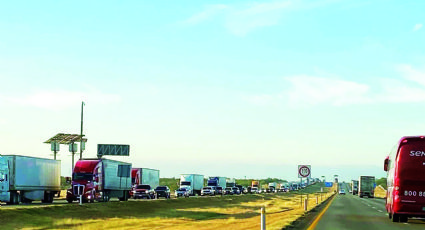 Kilométricas filas en la Carretera Monterrey-Nuevo Laredo y puentes internacionales