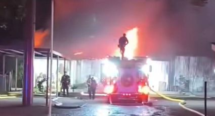 Bomberos de Laredo sofocan dos incendios; casa abandonada y edificio comercial arden en llamas