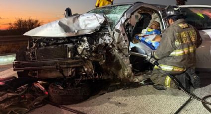 Fuerte choque en la carretera a Nuevo Laredo; custodio termina atrapado y gravemente lesionado