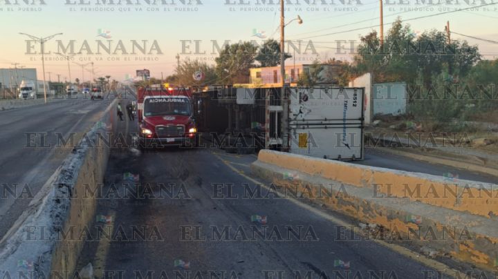 Aparatoso accidente en Carretera Nacional; tráiler se vuelca y deja dos lesionados en el km 12