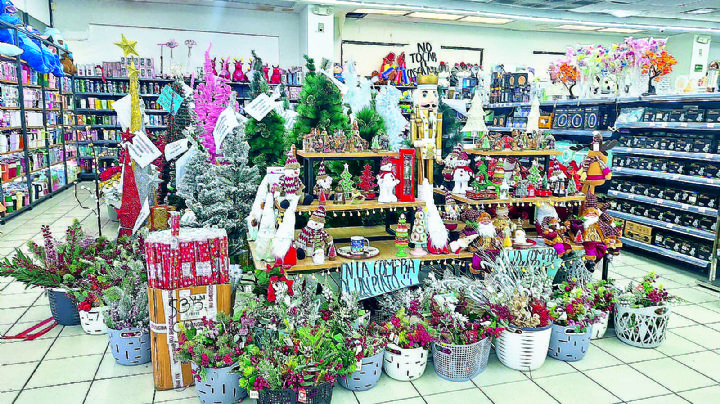 Comercios de Nuevo Laredo se 'tapizan' con artículos navideños