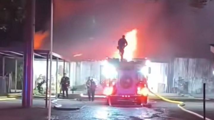 Bomberos de Laredo sofocan dos incendios; casa abandonada y edificio comercial arden en llamas