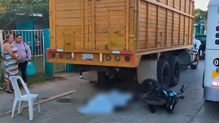 Distracción mortal: motociclista termina muerto bajo un camión en Tamaulipas; solo volteó un segundo