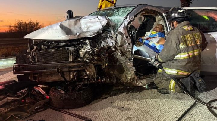 Fuerte choque en la carretera a Nuevo Laredo; custodio termina atrapado y gravemente lesionado