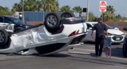 Camioneta choca brutalmente con auto y termina volcada en la carretera 83 en Laredo