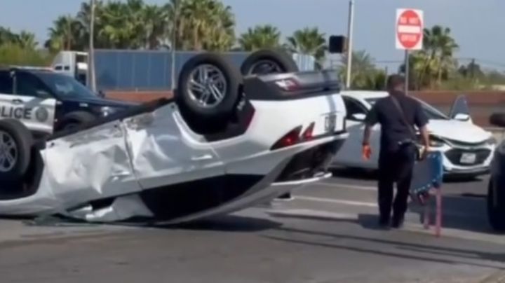 Camioneta choca brutalmente con auto y termina volcada en la carretera 83 en Laredo