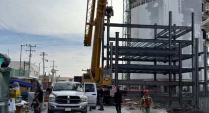 Trabajador cae de edificio tras incendiarse su arnés mientras realizaba mantenimiento | VIDEO